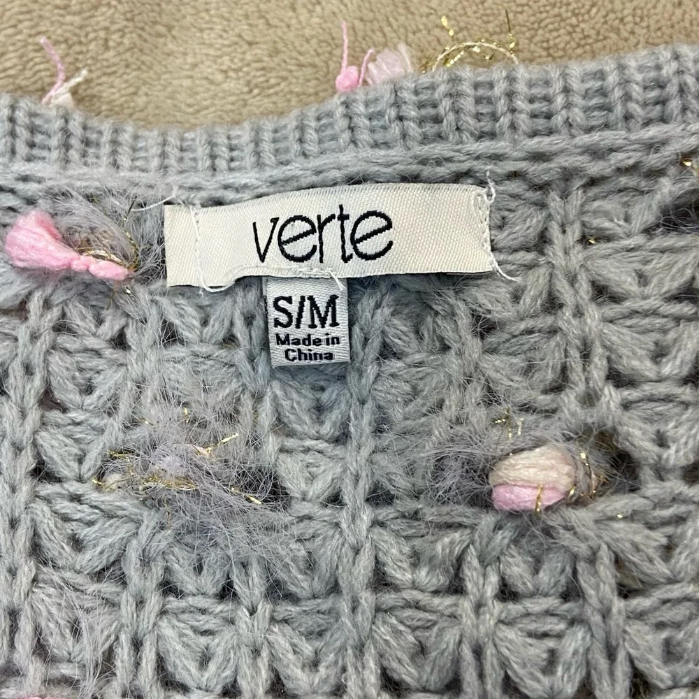 Verte Gray, Pink, White Ribbon and Yarn Adorn this fun Sweater size S/M - Picture 2 of 9